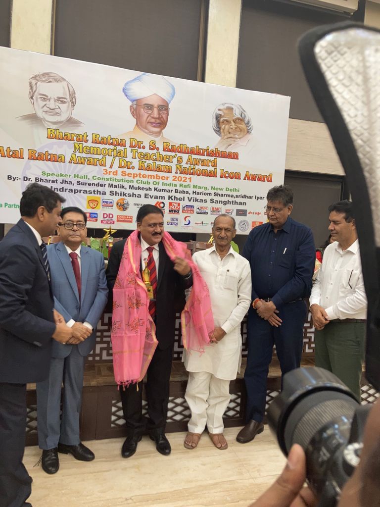 कोरोना काल में हिमाचली मूल के उच्चाधिकारी कुलदीप सिंह ठाकुर के शिक्षा क्षेत्र में किए गए प्रतिष्ठित पुरस्कार के लिए सम्मान प्राप्त