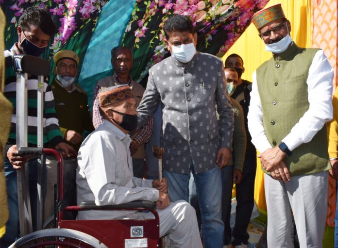 जयसिंहपुर में आयोजित जनमंच के दौरान एक बुजुर्ग से मिलते वन मंत्री राकेश पठानिया