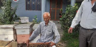लगभग 85 वर्ष की उम्र में भी चुस्त-दुरुस्त और पूरी तरह से मधु-मक्खी पालन के लिए समर्पित गोपाल चंद कपूर