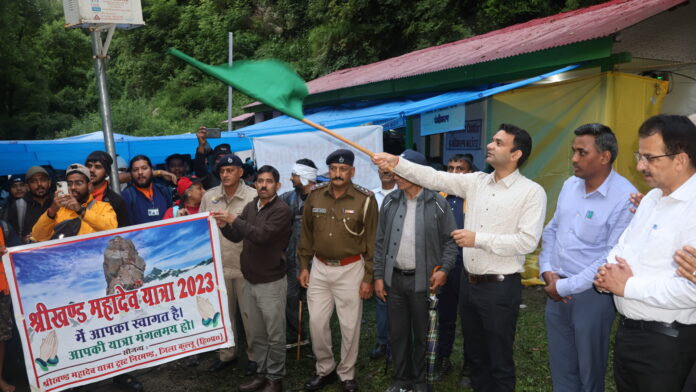 उपायुक्त कुल्लू आशुतोष गर्ग ने श्रीखंड महादेव यात्रा को दिखाई हरी झंडी