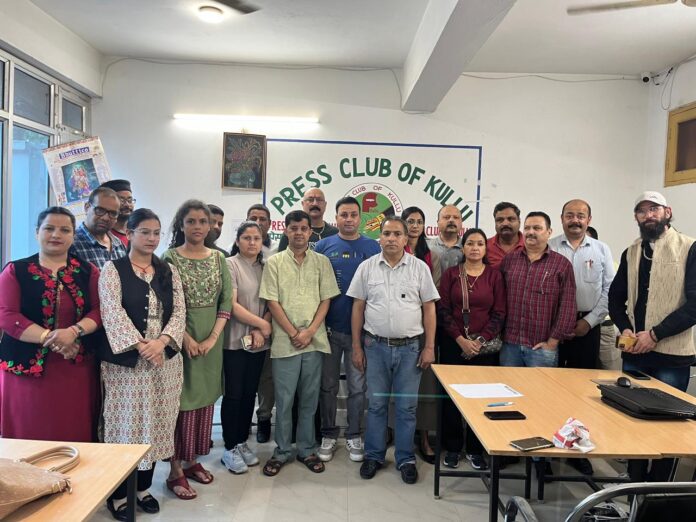 अभद्र टिपणी के विरोध में भुंतर प्रेस क्लब, नगर पतली कुहल प्रेस क्लब ने सौंपा ज्ञापन