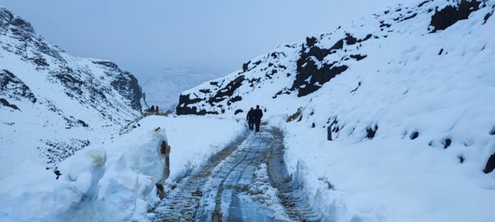 चंदरताल में फंसे 300 लोगों किए जा रहे रेस्क्यू ऑपरेशन