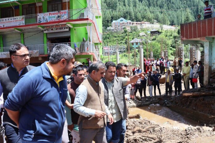 मुख्यमंत्री थुनाग बाजार में बाढ़ से हुए नुकसान का जायजा लेते हुए