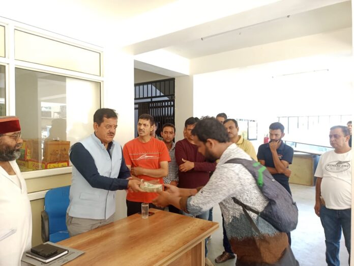 सीपीएस सुंदर सिंह ठाकुर ने खराहल व लग वैली में आपदा प्रभावितों को प्रदान की फोरी राहत