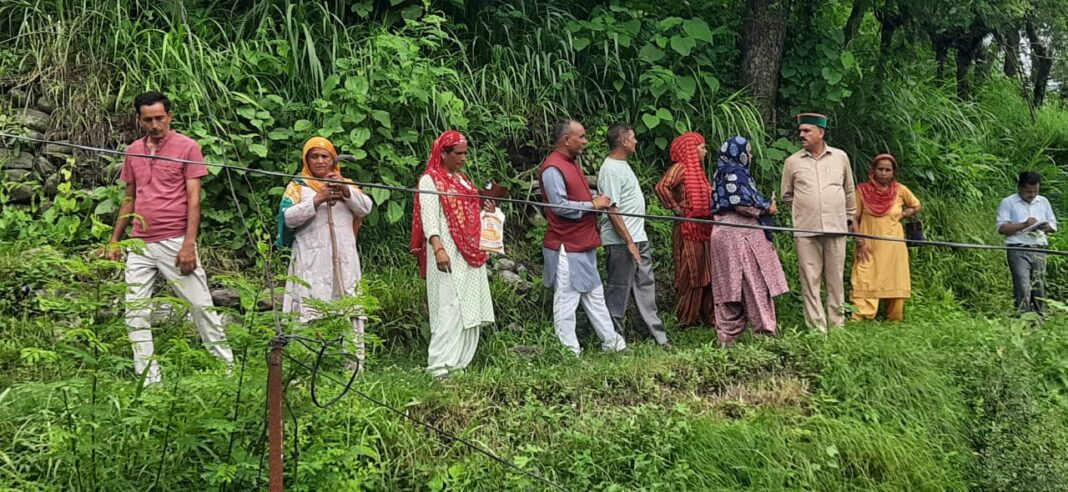 बारिश और भूस्खलन से प्रभावितों का हाल जानने ग्यारहा ग्रां पहुंचे इंद्र दत्त लखनपाल