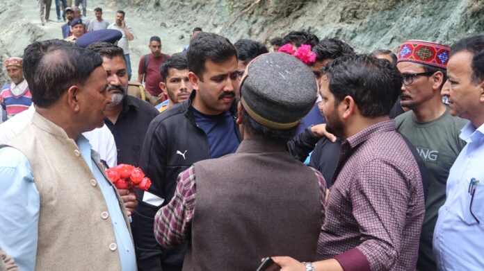 मंत्री विक्रमादित्य सिंह ने किया आपदा प्रभावित मनीकरण और सैंज घाटी का दौरा