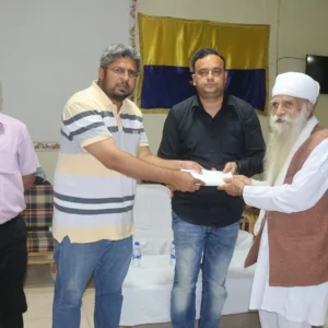 एपीएमसी मंडी के अध्यक्ष संजीव गुलेरिया और जिलाधीश अरिंदम चौधरी पंडोह बाढ़ प्रभावित परिवार के सदस्यों को एक एक लाख की राहत राशि प्रदान करते हुए