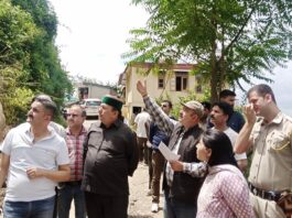 केहर सिंह खाची ने कुमारसैन और कोटगढ़ में बारिश से हुए नुकसान का लिया जायजा