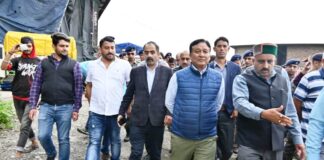 जगत सिंह नेगी ने अनिरुद्ध सिंह के साथ किया भट्टाकुफर में क्षतिग्रस्त पुरानी सब्जी मंडी का औचक निरीक्षण
