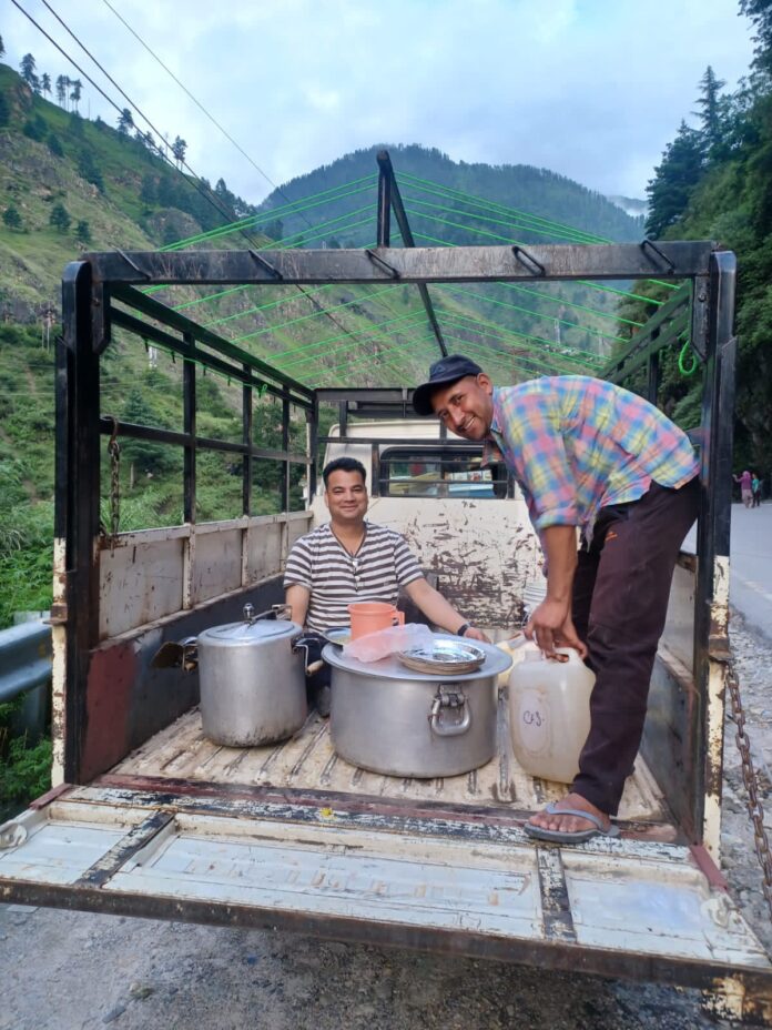 मणिकर्ण मार्ग पर ऑटो लगाकर सैंकड़ों लोगों को परोस रहा है भोजन