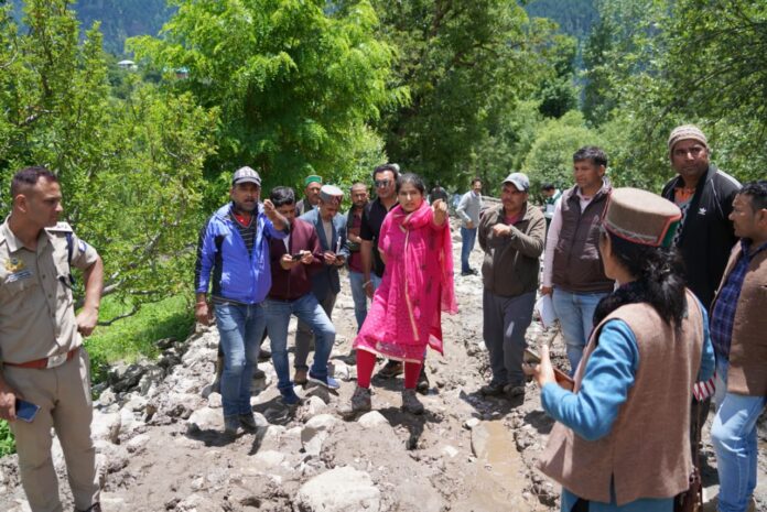 उपायुक्त किन्नौर तोरूल रवीश ने आज किन्नौर जिला के सांगला तहसील की ग्राम पंचायत कामरू में ग