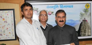 सुखविन्दर सिंह सुक्खू को आज फोरम की ओर से पाँच लाख रुपये का चेक