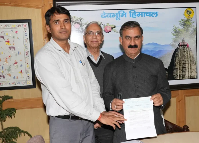 सुखविन्दर सिंह सुक्खू को आज फोरम की ओर से पाँच लाख रुपये का चेक