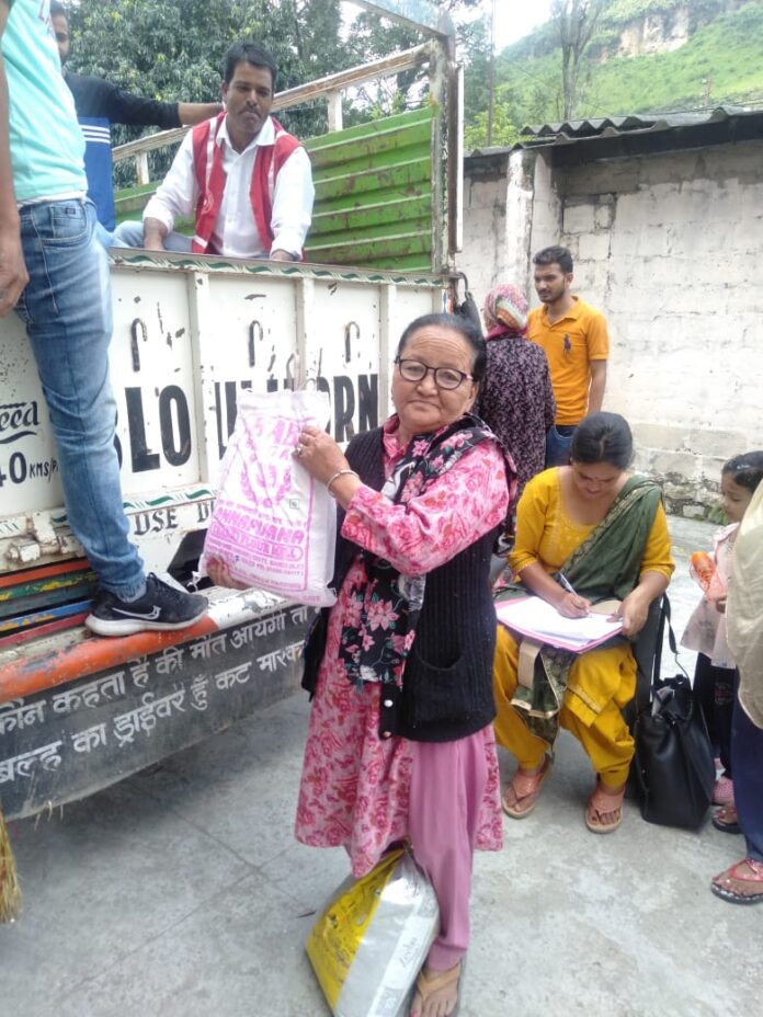 जिला प्रशासन व रेडक्रास सोसायटी मंडी की ओर से राशन उपलब्ध