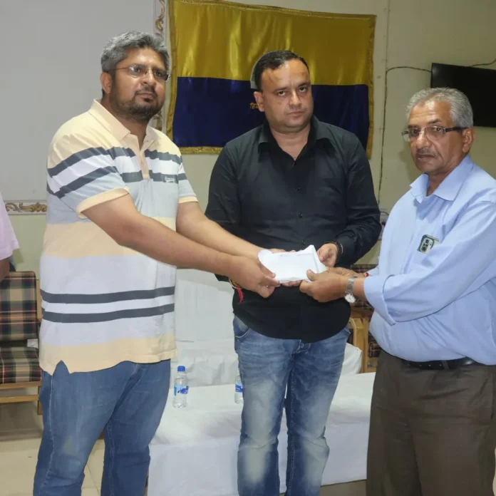 एपीएमसी मंडी के अध्यक्ष संजीव गुलेरिया और जिलाधीश अरिंदम चौधरी पंडोह बाढ़ प्रभावित परिवार के सदस्यों को एक एक लाख की राहत राशि प्रदान करते हुए एपीएमसी मंडी के अध्यक्ष संजीव गुलेरिया और जिलाधीश अरिंदम चौधरी पंडोह बाढ़ प्रभावित परिवार के सदस्यों को एक एक लाख की राहत राशि प्रदान करते हुए