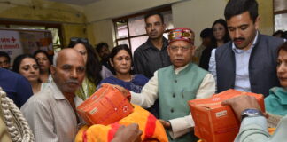 राज्यपाल ने कृष्णा नगर के प्रभावितों को राहत सामग्री वितरित की