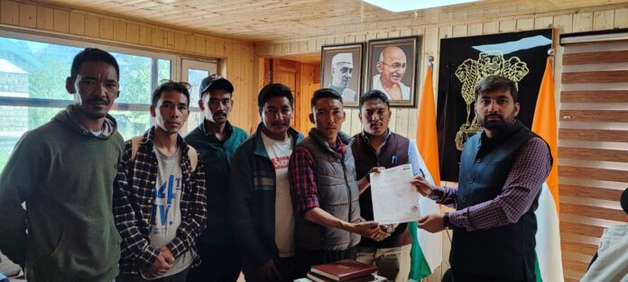 स्पीति में मटर और सेब सीजन शुरू होने के चलते यहां आने वाले आढ़तियों का अब पुलिस थाने में पंजीकरण अनिवार्य कर दिया है। स्पीति में मटर और सेब सीजन शुरू होने के चलते यहां आने वाले आढ़तियों का अब पुलिस थाने में पंजीकरण अनिवार्य कर दिया है।