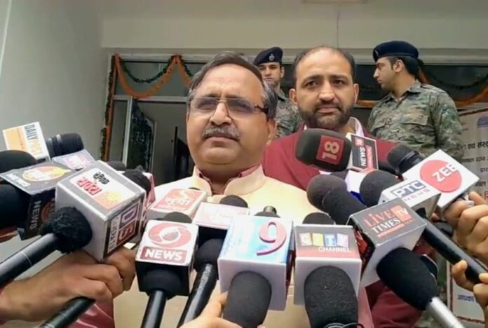 नेता प्रतिपक्ष जयराम ठाकुर की अध्यक्षता में 1 महीने की सैलरी का चेक मुख्यमंत्री को सौंपे का भाजपा विधायक दल : रणधीर नेता प्रतिपक्ष जयराम ठाकुर की अध्यक्षता में 1 महीने की सैलरी का चेक मुख्यमंत्री को सौंपे का भाजपा विधायक दल : रणधीर
