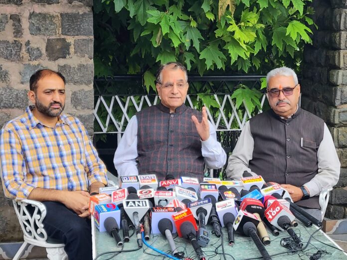 शिमला में पत्रकारों से बातचीत करते हुए पूर्व मंत्री सुरेश भारद्वाज