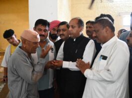 आपदा प्रभावित परिवारों से मिलते नेता प्रतिपक्ष जयराम ठाकुर