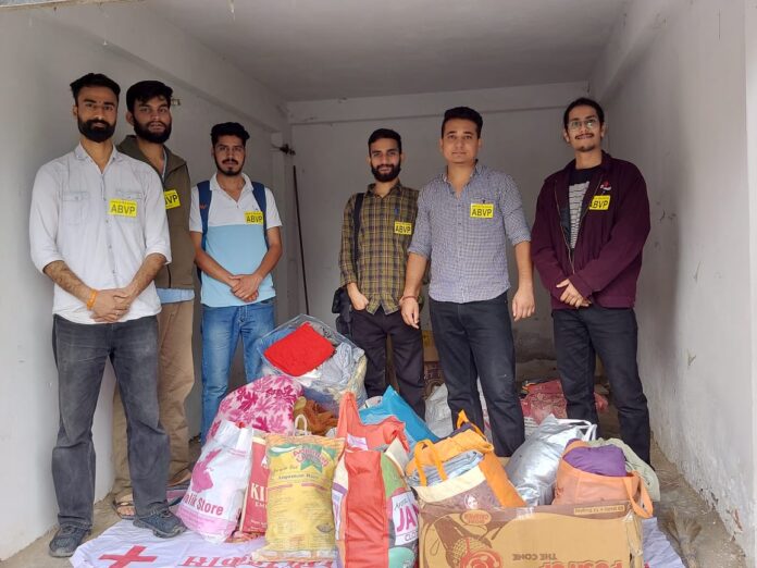 सुनील उपाध्याय एजुकेशनल ट्रस्ट एवम सेवार्थ विद्यार्थी(SFS)ने एकत्र किए बस्त्र