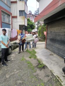 सुनील उपाध्याय एजुकेशनल ट्रस्ट एवम सेवार्थ विद्यार्थी(SFS)ने एकत्र किए बस्त्र