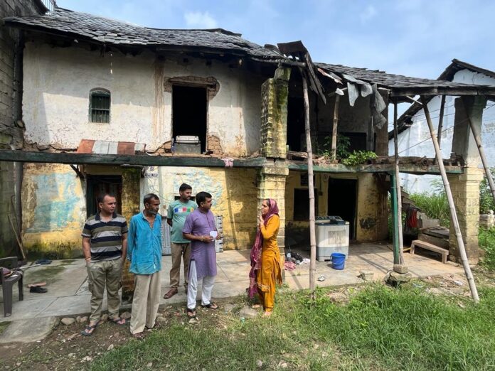 नवीन शर्मा ने लिया आपदा प्रभावित क्षेत्रों का जायज़ा