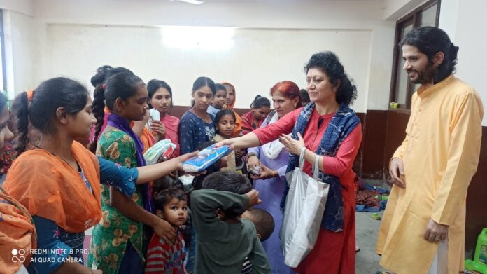 विश्व प्रसिद्ध समाजसेवी संस्था आर्ट ऑफ लिविंग के सदस्य