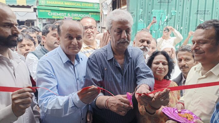  शिमला सब्जी मंडी में बनी नई दुकानों के उद्धघाटन करने पहुंचे शिमला शहरी विधायक हरीश जनारथा 