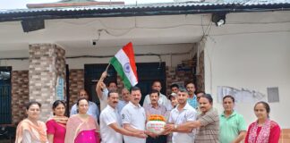 मेरी माटी, मेरा देश’ अभियान के तहत विकास खंड भोरंज की विभिन्न ग्राम पंचायतों से एकत्रित मिट्टी का कलश सोमवार को भोरंज विकासखंड द्वारा युवा केंद्र के अधिकारियों को सौंपा