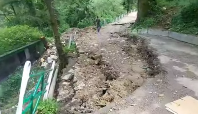 शिमला: कोमली बैंक पर मंडराया खतरा, मकानों तक पहुंची बड़ी -बड़ी दरारें, चार मकान करवाए गए खाली