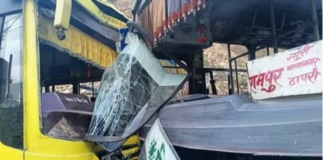हिमाचल प्रदेश पथ परिवहन निगम और एक निजी बस आपस में टकरा गई