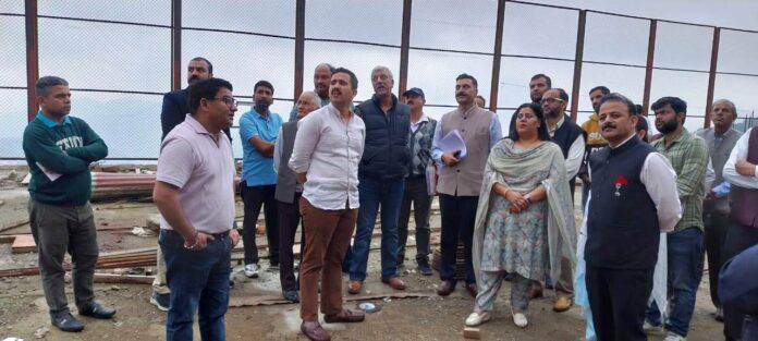 लोक निर्माण, युवा सेवाएं एवं खेल मंत्री विक्रमादित्य सिंह ने आज यहां नाभा में निर्माणाधीन सरकारी आवासीय भवनों का निरीक्षण किया।