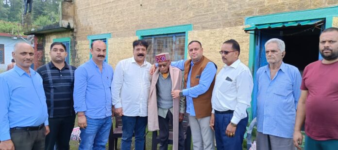 एपीएमसी अध्यक्ष ने स्वतंत्रता सेनानी को घर जाकएर किया सम्मानित