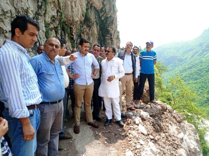 लोक निर्माण मंत्री ने लुणसु, घनाहट्टी एवं बनुटी में क्षतिग्रस्त सड़कों एवं भवनों का किया निरीक्षण