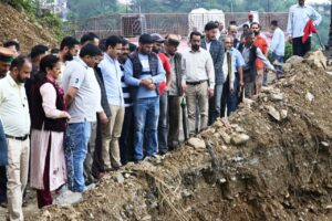 लोक निर्माण मंत्री ने लुणसु, घनाहट्टी एवं बनुटी में क्षतिग्रस्त सड़कों एवं भवनों का किया निरीक्षण