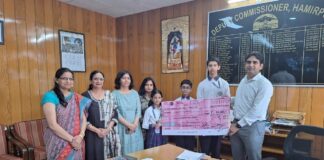 हिम अकादमी स्कूल हीरानगर एवं विकासनगर ने सीएम राहत कोष के लिए डीसी को सौंपा चेक