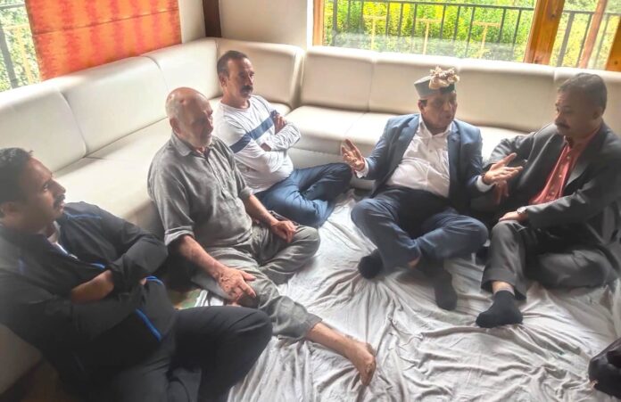 स्वास्थ्य मंत्री ने समरहिल हादसे में जान गंवाने वालों के परिजनों से की मुलाकात