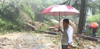 शहर के अलग-अलग क्षेत्रों में भारी बारिश से हुए नुकसान का जायजा लेने पहुंचे उपायुक्त शिमला 