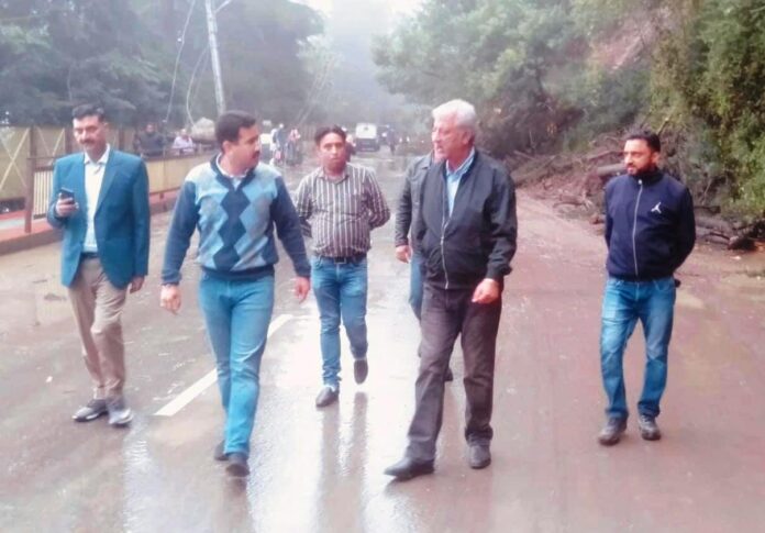 लोक निर्माण मंत्री ने शिमला शहर की अवरुद्ध सड़कों का लिया जायजा