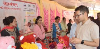 महिला स्वयं सहायता समूहों ने बचत भवन में सजाया राखी बाजार