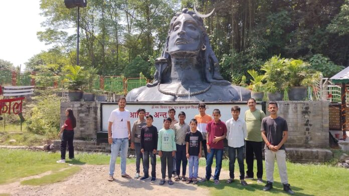 बाल आश्रम के बच्चों को बांधी राखियां, शिवधाम पार्क की सैर करवाई
