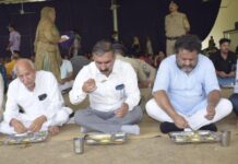 मुख्यमंत्री ने राधा स्वामी सत्संग भवन शेखपुरा में स्थापित राहत शिविर में प्रभावितों के साथ भोजन किया।