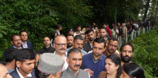 मुख्यमंत्री ठाकुर सुखविंदर सिंह सुक्खू ने आज शिमला के समरहिल में हुए भारी भूस्खलन के बाद चलाए गए बचाव अभियान के दौरान घटना स्थल का दौरा कर राहत व पुनर्वास कार्यों का जायज़ा लिया।