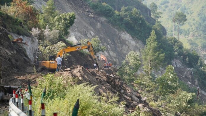 फीचर: प्रदेश सरकार ने बाधित हुए राष्ट्रीय उच्च मार्ग-05 को खोलने के लिए उठाए विशेष कदम 