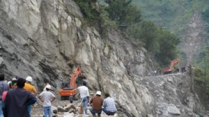 फीचर: प्रदेश सरकार ने बाधित हुए राष्ट्रीय उच्च मार्ग-05 को खोलने के लिए उठाए विशेष कदम