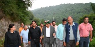 कर्नल धनीराम शांडिल ने सस्त्र बल्ही में लिया नुकसान का जायजा, भूस्खलन प्रभावितों का पूछा हाल