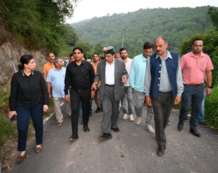 कर्नल धनीराम शांडिल ने सस्त्र बल्ही में लिया नुकसान का जायजा, भूस्खलन प्रभावितों का पूछा हाल