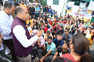 कोरोना कर्मियों से मिले जयराम ठाकुर