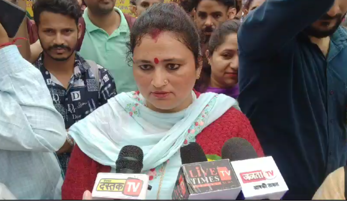 सैंकड़ों की तादाद में प्रदेश सचिवालय के बाहर पहुंचे कोविड वॉरियर्स, मुख्यमंत्री से मांगी सेवा विस्तार की गारंटी सैंकड़ों की तादाद में प्रदेश सचिवालय के बाहर पहुंचे कोविड वॉरियर्स, मुख्यमंत्री से मांगी सेवा विस्तार की गारंटी